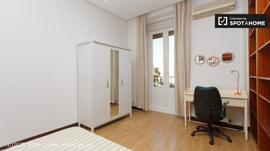 Habitación íntima con escritorio en piso compartido, Chamberí - MADRID