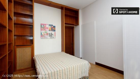 Habitación íntima con escritorio en piso compartido, Chamberí - MADRID