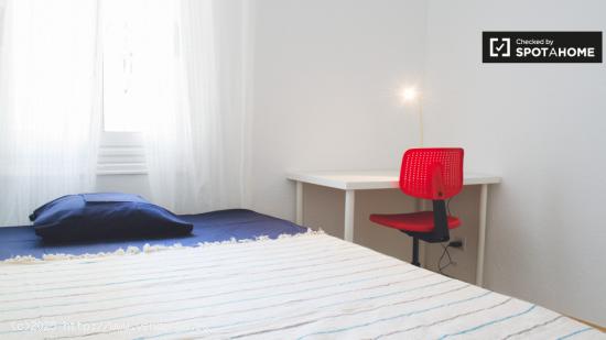 Amplia habitación con armario empotrado en apartamento de 5 dormitorios, Argüelles _ - MADRID