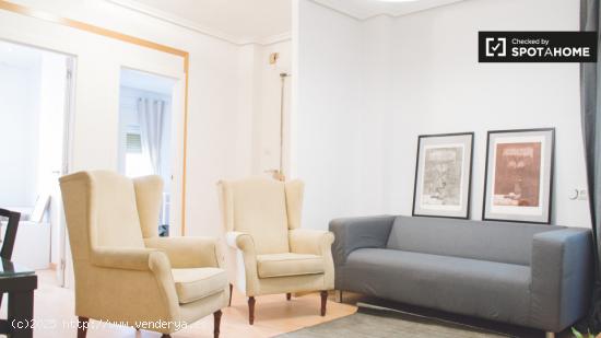 Amplia habitación con armario empotrado en apartamento de 5 dormitorios, Argüelles _ - MADRID