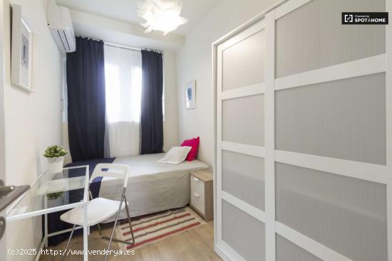  Se alquila habitación cómoda en apartamento de 11 dormitorios, Malasaña _ - MADRID 