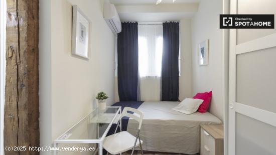 Se alquila habitación cómoda en apartamento de 11 dormitorios, Malasaña _ - MADRID