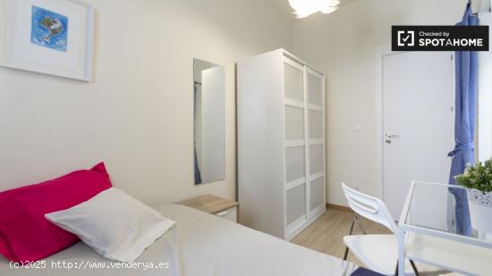 Se alquila habitación cómoda en apartamento de 11 dormitorios, Malasaña _ - MADRID