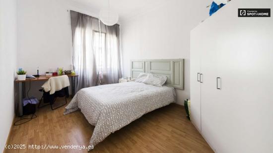  Habitación luminosa con armario independiente en un apartamento de 5 dormitorios, Salamanca - MADRI 