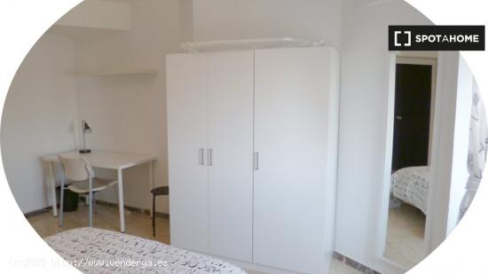 Habitación luminosa en piso compartido en Arrabal, Zaragoza - ZARAGOZA