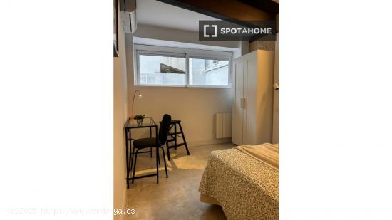 Se alquila habitación en piso de 4 dormitorios en Malasaña, Madrid - MADRID