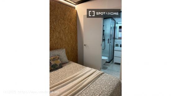 Se alquila habitación en piso de 4 dormitorios en Malasaña, Madrid - MADRID