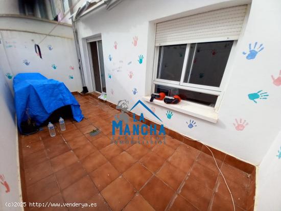 REF: Y081. INMOBILIARIA LA MANCHA VENDE PISO EN ZONA FERIA CON 3 HABITACIONES Y PATIO. - ALBACETE