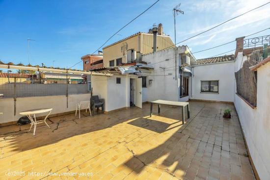 JTO. C/FORMENTERA: CASA CON ENCANTO COMPUESTA DE GRAN LOCAL Y FACHADA 7m. - BARCELONA