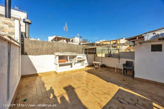 JTO. C/FORMENTERA: CASA CON ENCANTO COMPUESTA DE GRAN LOCAL Y FACHADA 7m. - BARCELONA