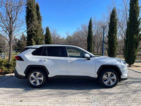 Toyota Rav4 Advance 220H 2.5 218cv. *IVA deducible* *Garantía Toyota* *Año 2021* *Nacional* - Madr