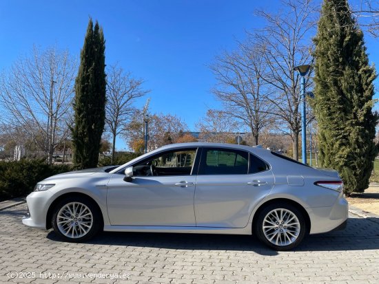 Toyota Camry Advance 220H 2.5 218cv. *IVA deducible* *39.000 km* *2020* *Garantía Toyota* *Nacional