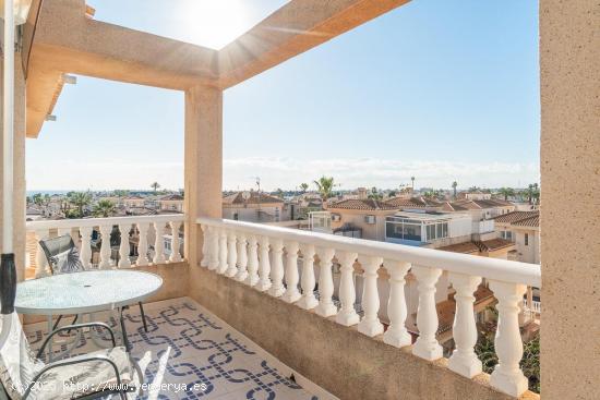 ESPACIOSO ATICO ORIENTADO AL SUR CON 3 DORMITORIOS Y ESTUPENDAS VISTAS EN PLAYA FLAMENCA - ALICANTE