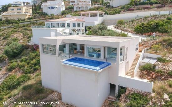 Villa con vistas inmejorables al mar en una planta - ALICANTE