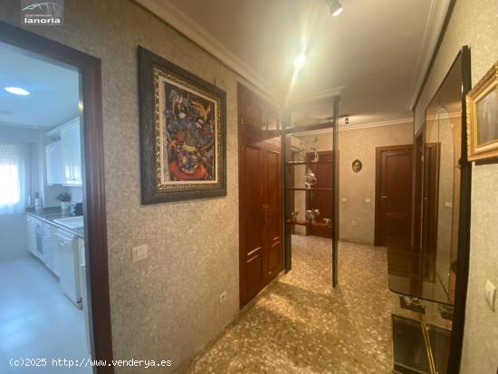 Grupo la Noria VENDE amplio piso SIN ascensor. 4 hab, 2 Baños. Completamente AMUEBLADO y EQUIPADO. 