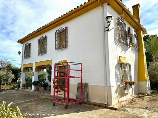 CUEVAS BAJAS- Parcela de 3.000m2 con casa en 2 plantas con 80 m/cada una. Piscina y salon campero. -