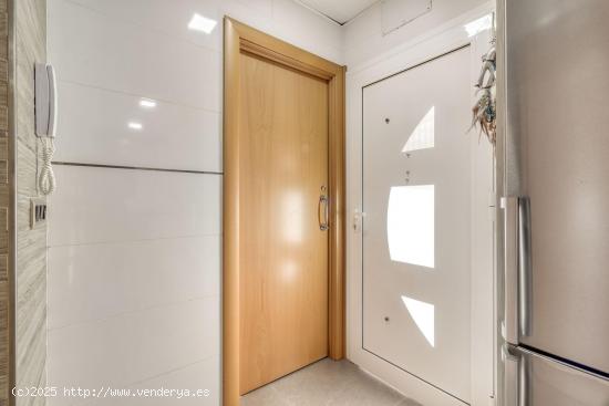 ¡Descubre tu paraíso personal en este impresionante chalet de 2 viviendas! - BARCELONA