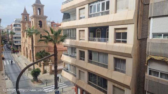  AMPLIO APARTAMENTO DE 3 DORMITORIOS JUNTO A LA PLAZA DEL AYUNTAMIENTO - ZONA TORREVIEJA - - ALICANTE 