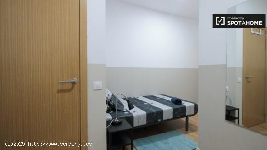 Se alquila habitación con balcón en apartamento de 6 habitaciones en El Raval. - BARCELONA