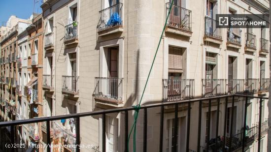 Habitación equipada con ventana con vista a la calle en piso compartido, El Raval - BARCELONA