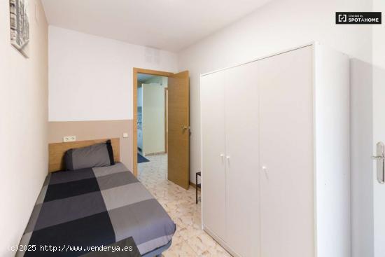  Habitación en piso de 4 dormitorios en alquiler en Barcelona - BARCELONA 