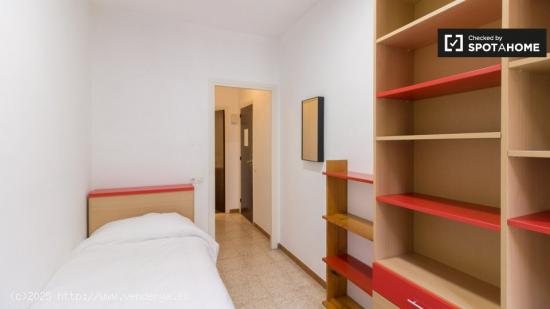 Se alquila habitación en piso de 1 dormitorio en Eixample, Barcelona - BARCELONA