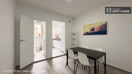 Se alquila habitación en apartamento de 3 dormitorios en Barcelona - BARCELONA