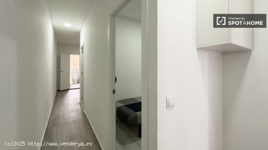 Se alquila habitación en apartamento de 3 dormitorios en Barcelona - BARCELONA