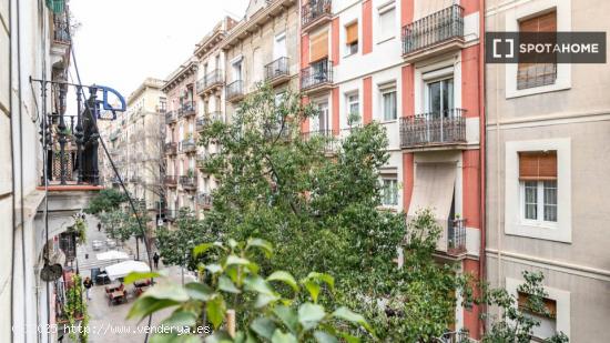 Cómodo y bien distribuido cerca de Av. Paralelo. - BARCELONA