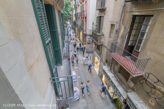 ¡INCREIBLE PISO CON BALCÓN EN CIUTAT VELLA! - BARCELONA