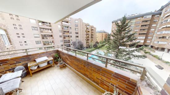 Amplio piso con terraza y vistas en la prestigiosa zona de Mirasierra - MADRID