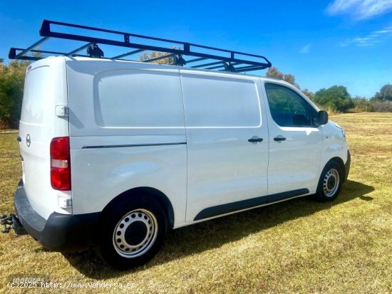 Opel Vivaro 1.5 / 100CV de 2020 con 77.000 Km por 18.900 EUR. en Sevilla