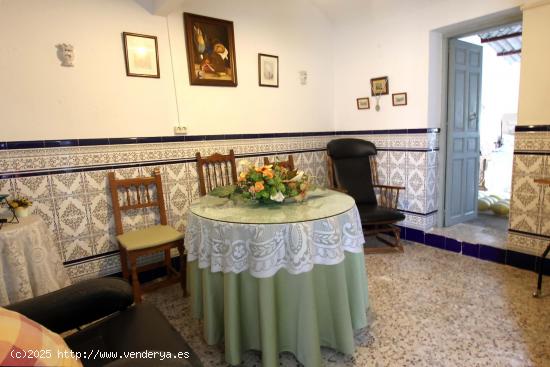 Casa de dos plantas con 400m de superficie. - BADAJOZ