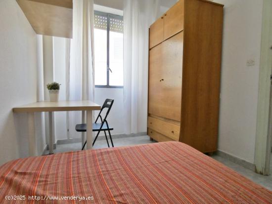 Se alquila habitación en el centro, ideal para estudiantes o trabajadores! - MURCIA