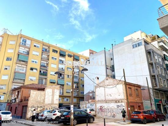 SOLAR URBANO EDIFICABLE EN EL CENTRO DE ORIHUELA, JUNTO A MERCADONA. LA PARCELA SUMA 349 METROS CUAD