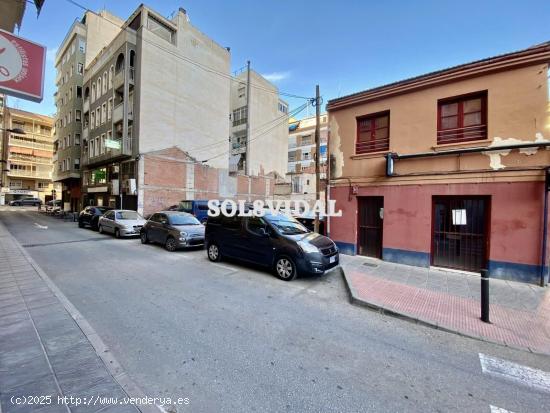 SOLAR URBANO EDIFICABLE EN EL CENTRO DE ORIHUELA, JUNTO A MERCADONA. LA PARCELA SUMA 349 METROS CUAD