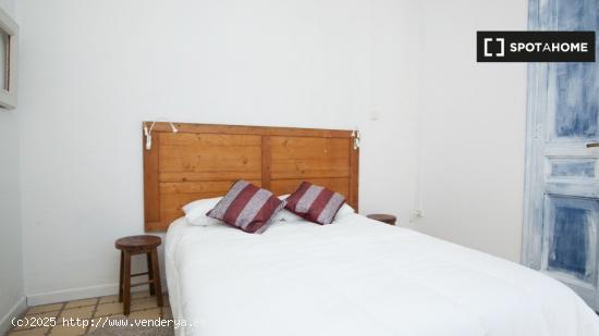 Habitación acogedora en un apartamento de 5 dormitorios, Poblenou - BARCELONA