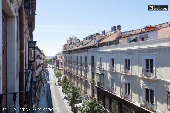  Amplia habitación con escritorio en el departamento compartido, Puerta del Sol - MADRID 