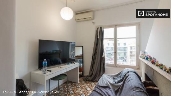 Se alquila habitación en apartamento de 9 dormitorios en el Eixample, Barcelona - BARCELONA