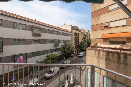 Amplio piso con garaje en Carril del Picón de 5 habitaciones, 2 baños y balcón - GRANADA