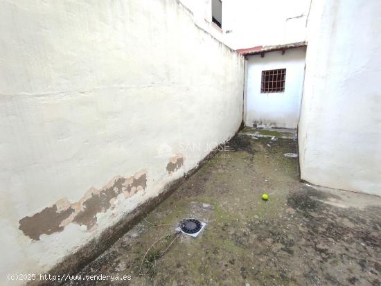 SE VENDE LOCAL COMERCIAL CON PATIO EN NOVELDA ZONA NAVAS DE TOLOSA. - ALICANTE