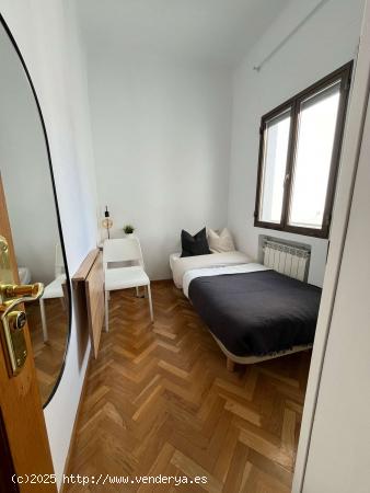  Se alquila habitación en apartamento de 4 dormitorios en Retiro, Madrid - MADRID 