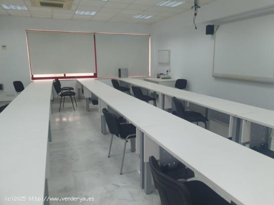 ESTUPENDA NAVE PARA DELEGACIÓN COMERCIAL CON EXCELENTES OFICINAS - SEVILLA