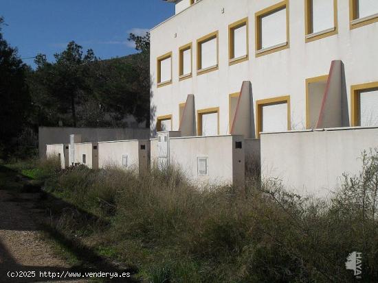 Lote de casas de obra parada en Villena (Alicante) - ALICANTE