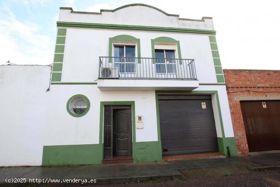 VIVIENDA DE DOS PLANTAS PARA ENTRAR A VIVIR EN  MONTIJO - BADAJOZ