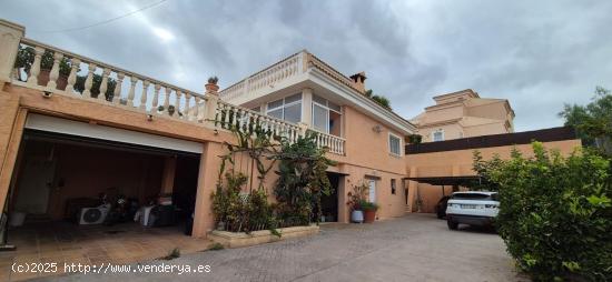  **ESPECTACULAR CHALET EN PINAR DE GARAITA CON PISCINA, BARBACOA Y DOBLE GARAJE - ALICANTE 