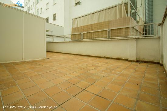 PISO EN VENTA EN AVENIDA MARIA AUXILIADORA, 3 DORMITORIOS, 2 BAÑOS, PATIO DE 60 M2. Y TRASTERO. - B