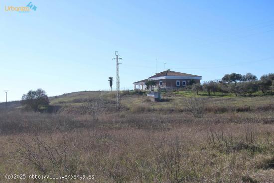 Fantástica finca con chalet - BADAJOZ