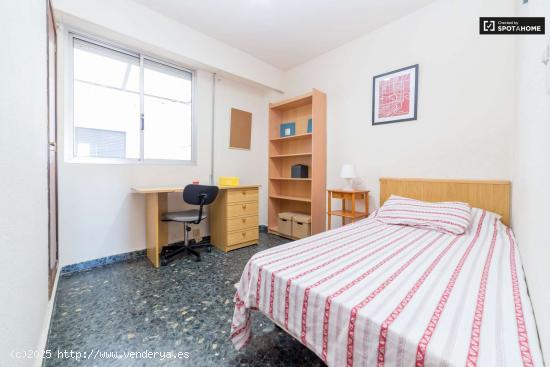  Se alquila habitación con escritorio en el apartamento de 5 dormitorios, La Saïdia. - VALENCIA 