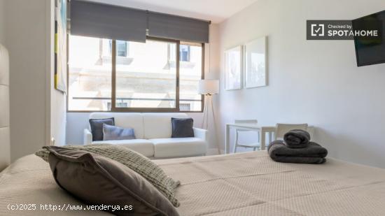 Moderno apartamento estudio con aire acondicionado en alquiler en el centro histórico de Madrid. - 